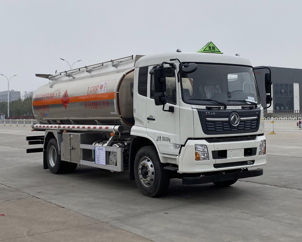 楚胜牌CSC5180GYYLD6A型铝合金运油车